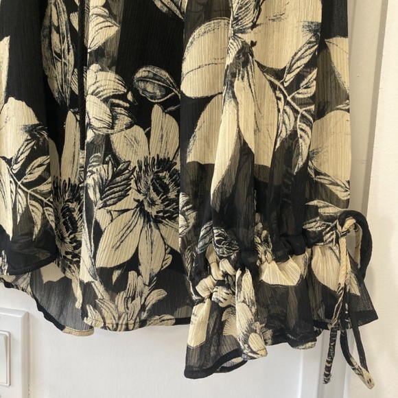 H&M Black & Ivory Floral Print Tie Flowy Blouse Top Size 4 - Picture 4 of 13